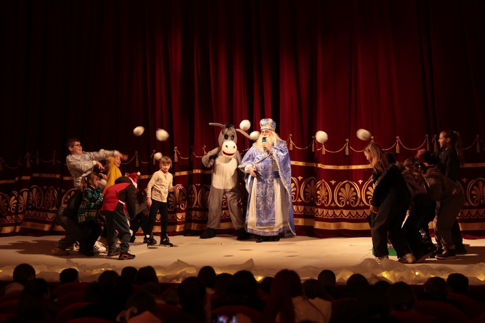 У вінницькому театрі влаштували новорічне свято для дітей - фото 2