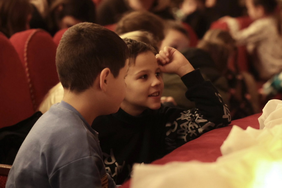 У вінницькому театрі влаштували новорічне свято для дітей - фото 3