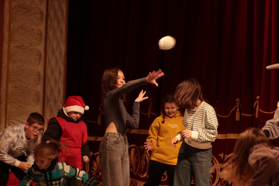 У вінницькому театрі влаштували новорічне свято для дітей - фото 8