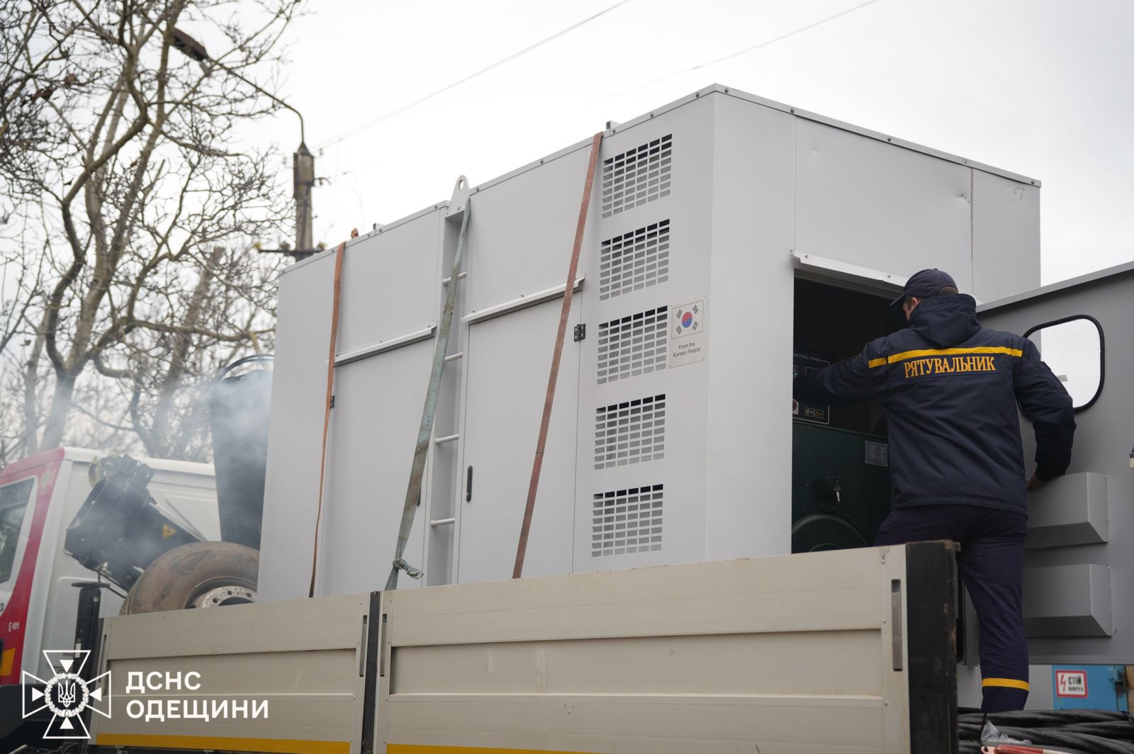 В Одесі та області 430 тисяч абонентів досі без світла, рятувальники підвозять людям воду