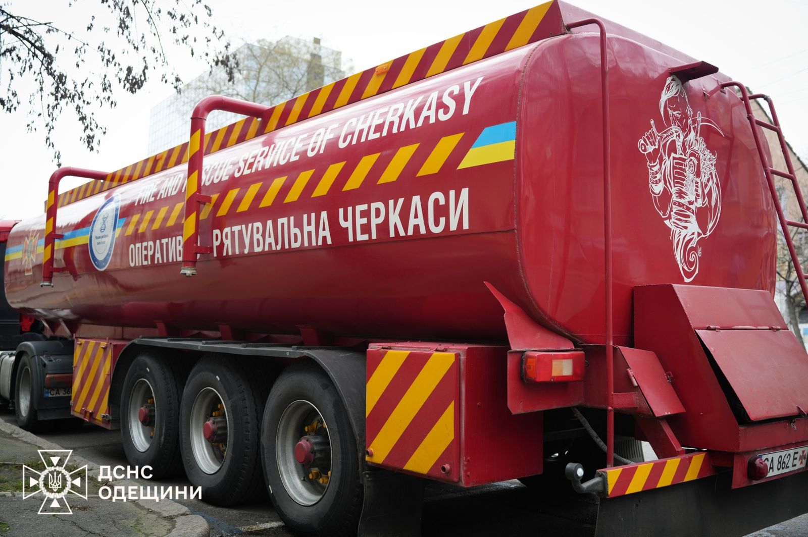 В Одесі та області 430 тисяч абонентів досі без світла, рятувальники підвозять людям воду - фото 2