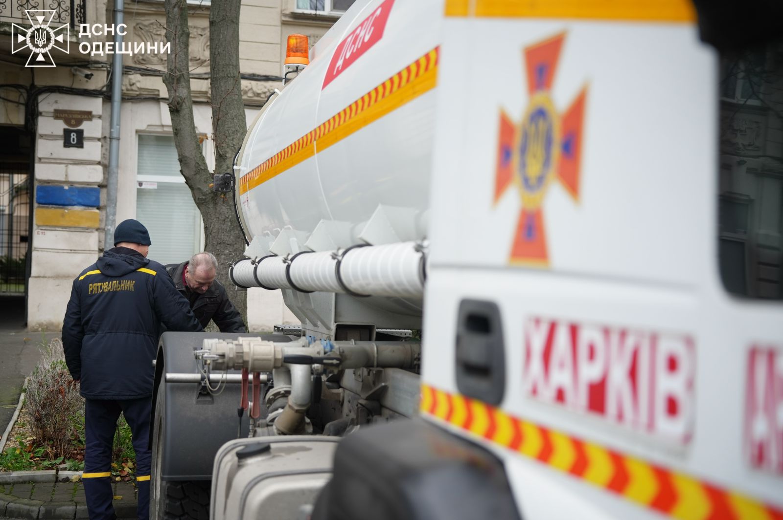 В Одесі та області 430 тисяч абонентів досі без світла, рятувальники підвозять людям воду - фото 3