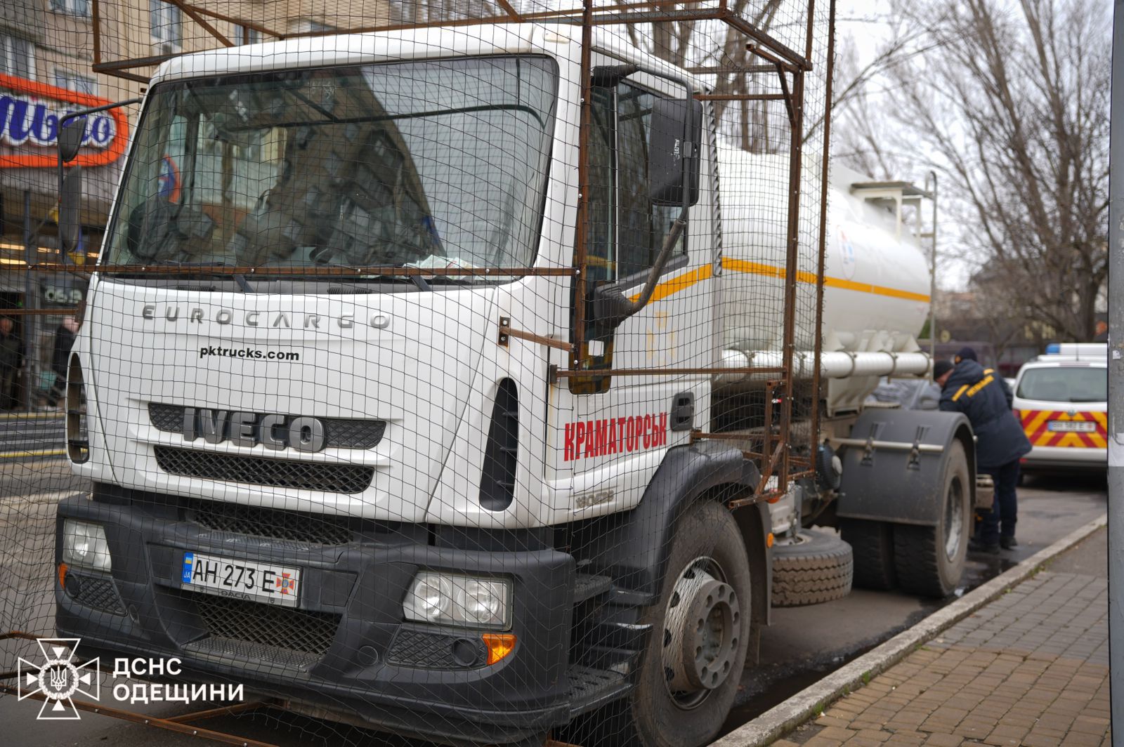 В Одесі та області 430 тисяч абонентів досі без світла, рятувальники підвозять людям воду - фото 4