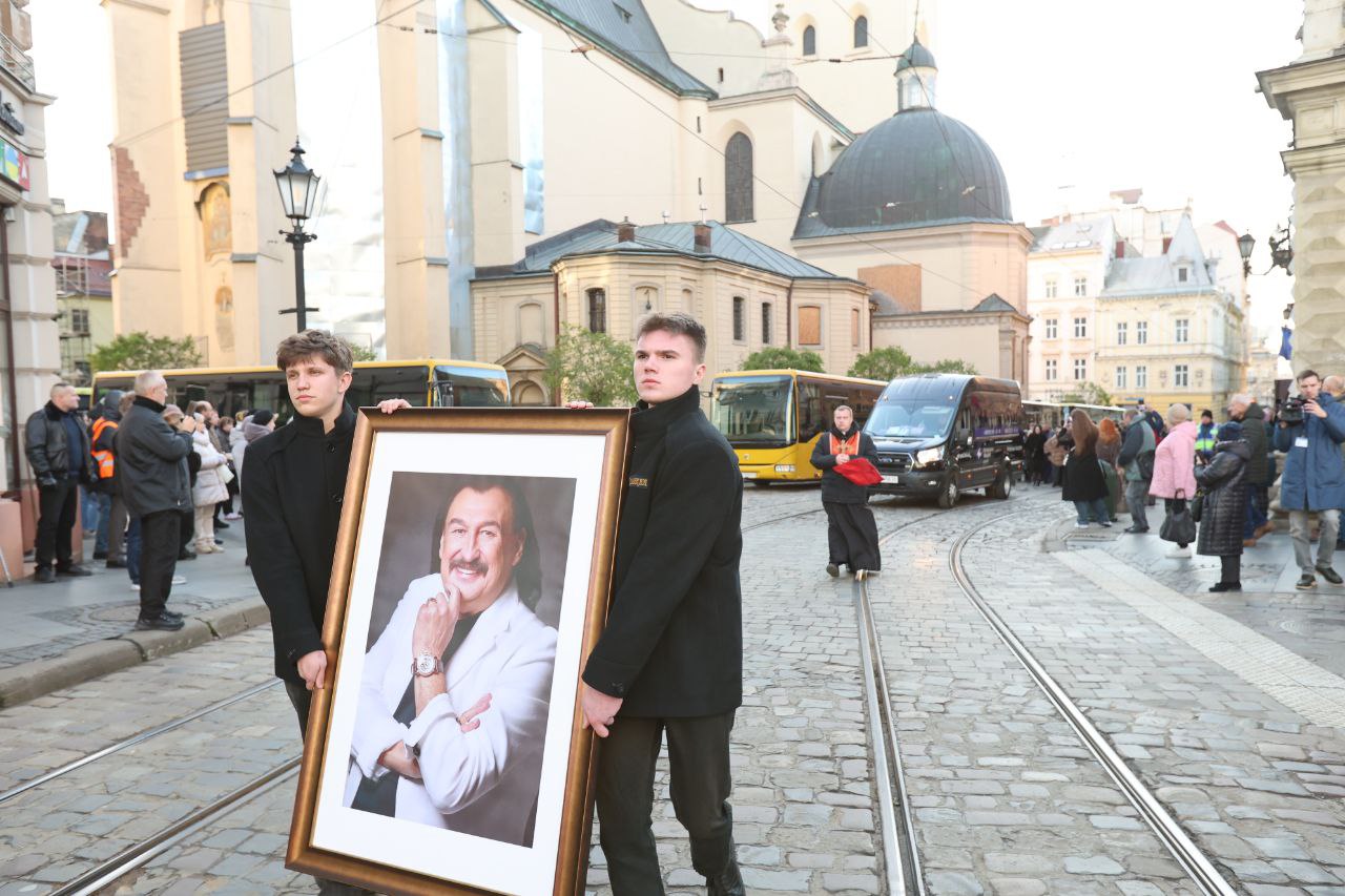 У Львові під оплески попрощалися зі Степаном Гігою. Фото - фото 5