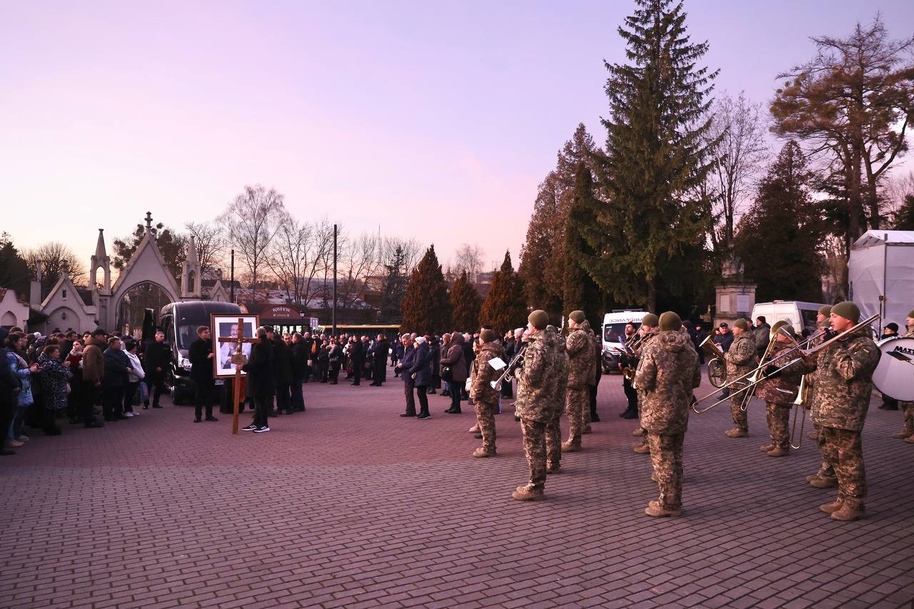 Військовий оркестр зіграв на похороні Степана Гіги. Фото