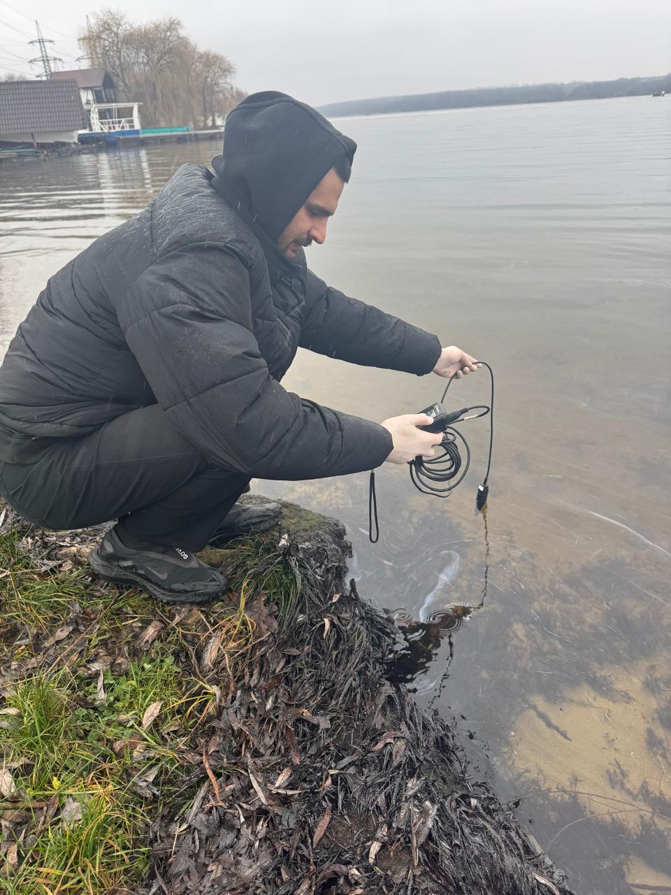 У Ладижині перевірили воду після витоку мазуту й надали рекомендації населенню