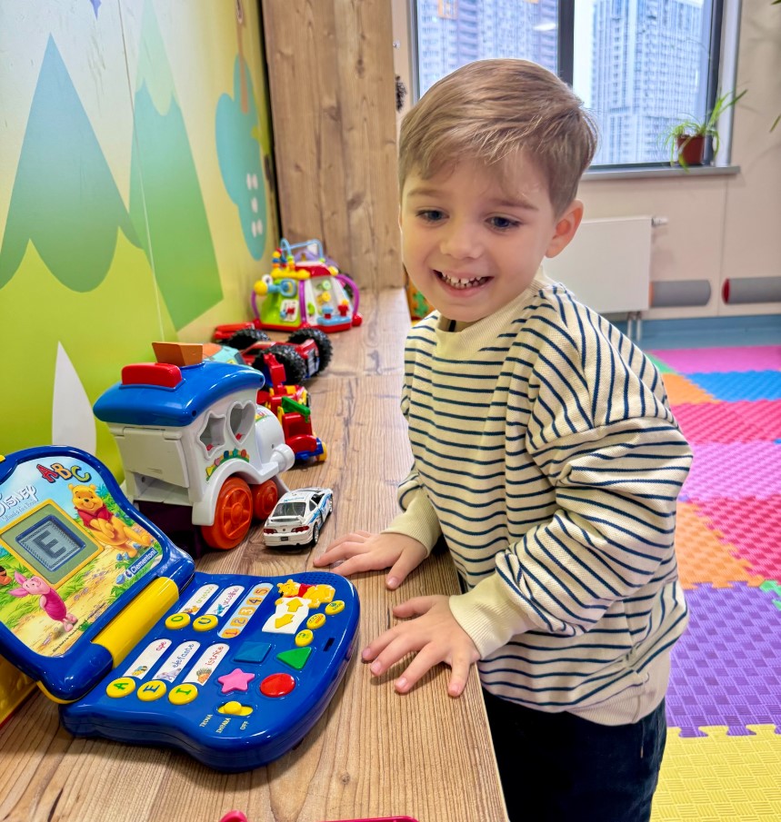 Полиця впала на 3-річну дитину у взуттєвому магазині, медикам довелося видалити частину печінки - фото 3