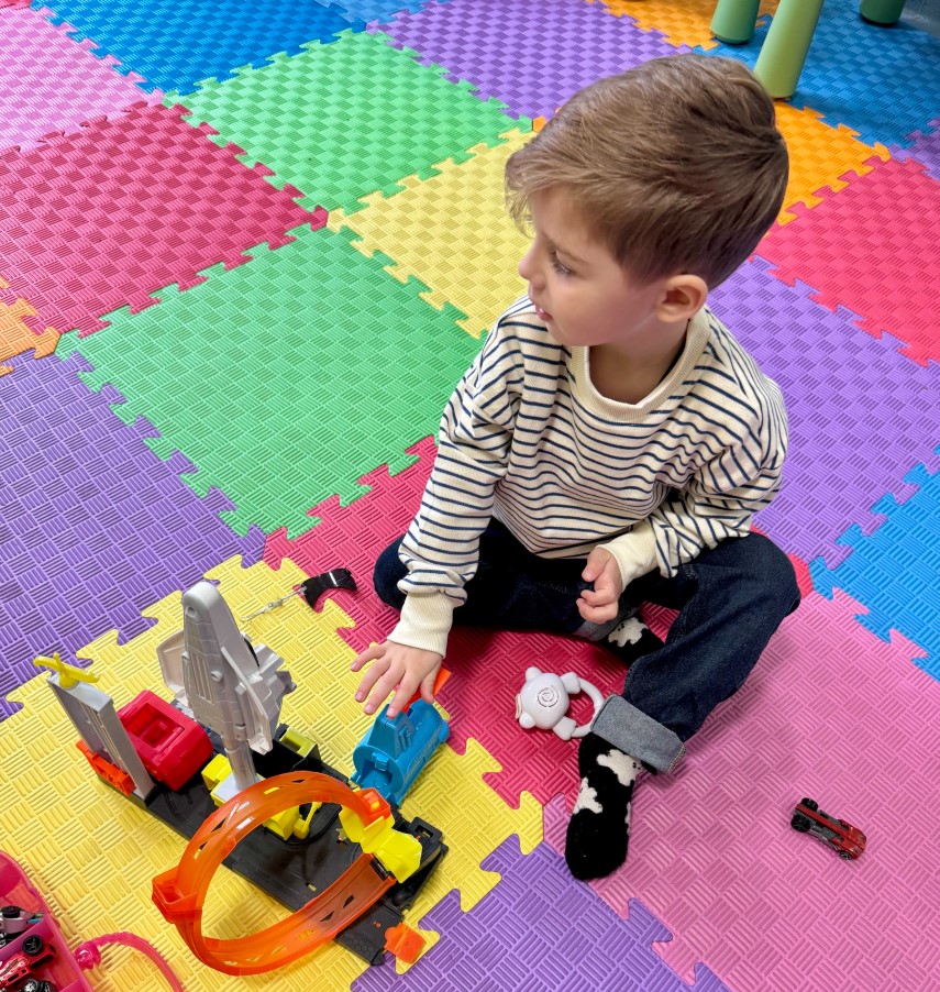 Полиця впала на 3-річну дитину у взуттєвому магазині, медикам довелося видалити частину печінки - фото 4