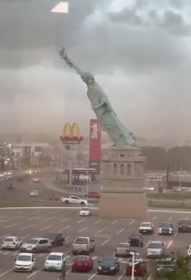 Копія статуї Свободи впала у Бразилії