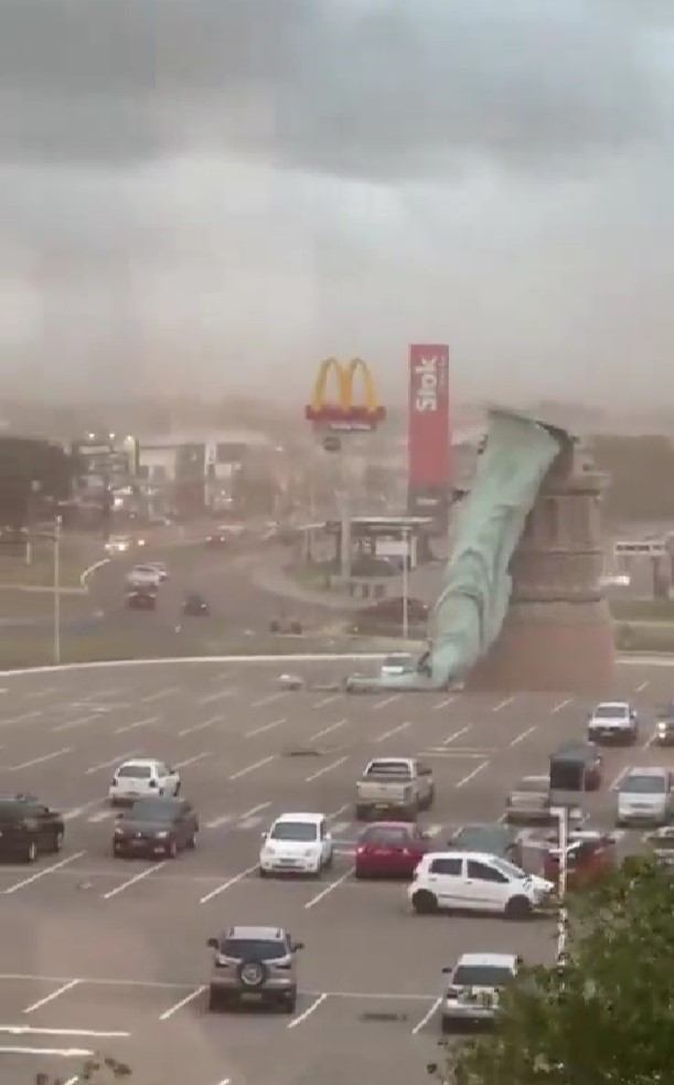 Копія статуї Свободи впала у Бразилії - фото 2