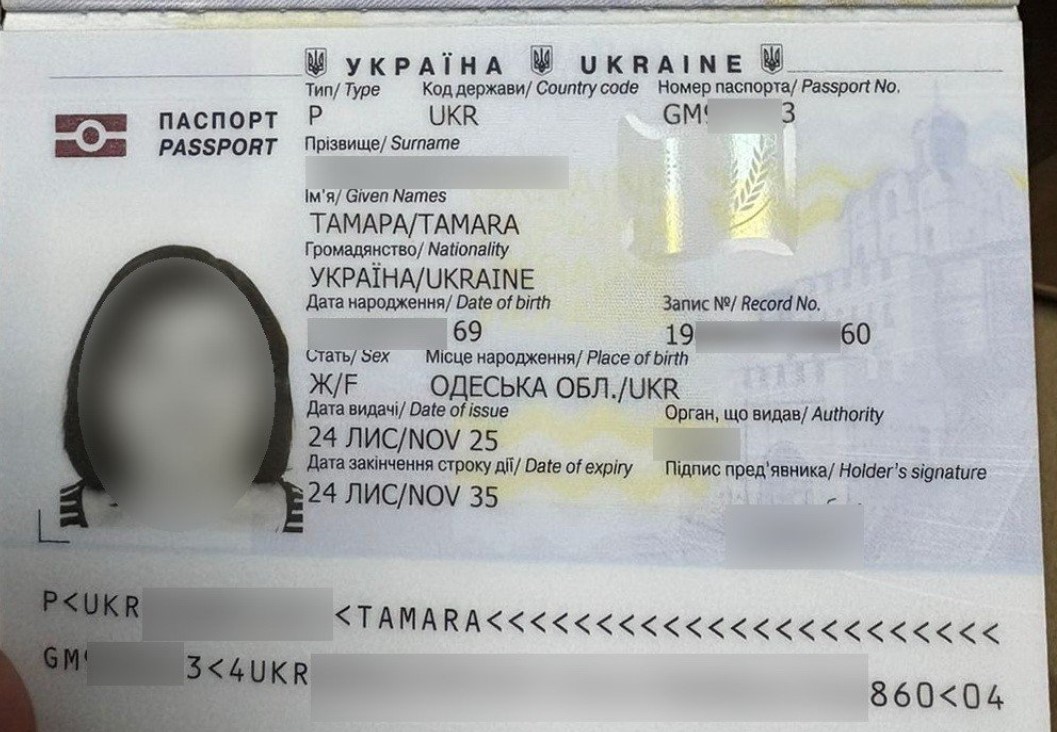 75-річній бабусі з Хмельниччини за кордоном підмінили паспорт