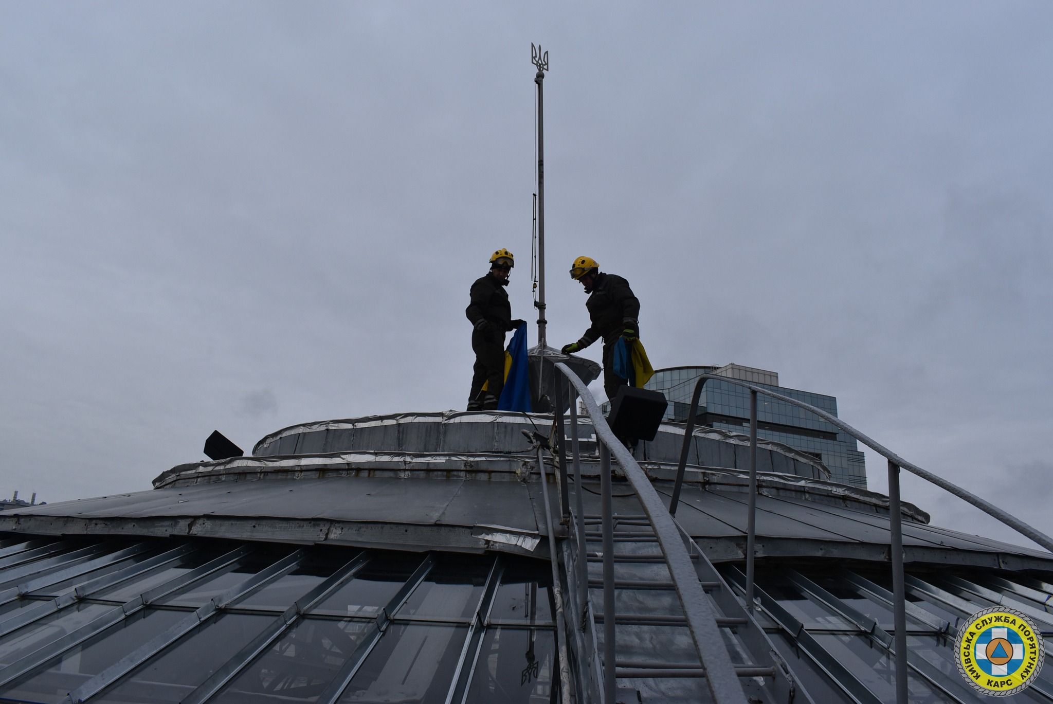 Рятувальники КАРС оновили прапор України на Київському міському будинку учителя