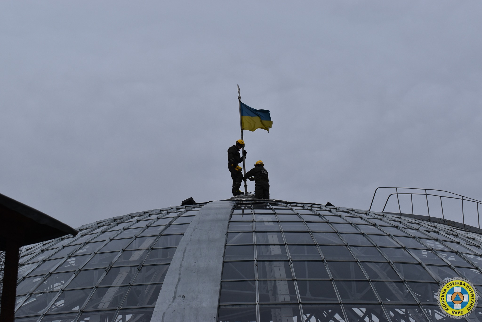 Рятувальники КАРС оновили прапор України на Київському міському будинку учителя - фото 3