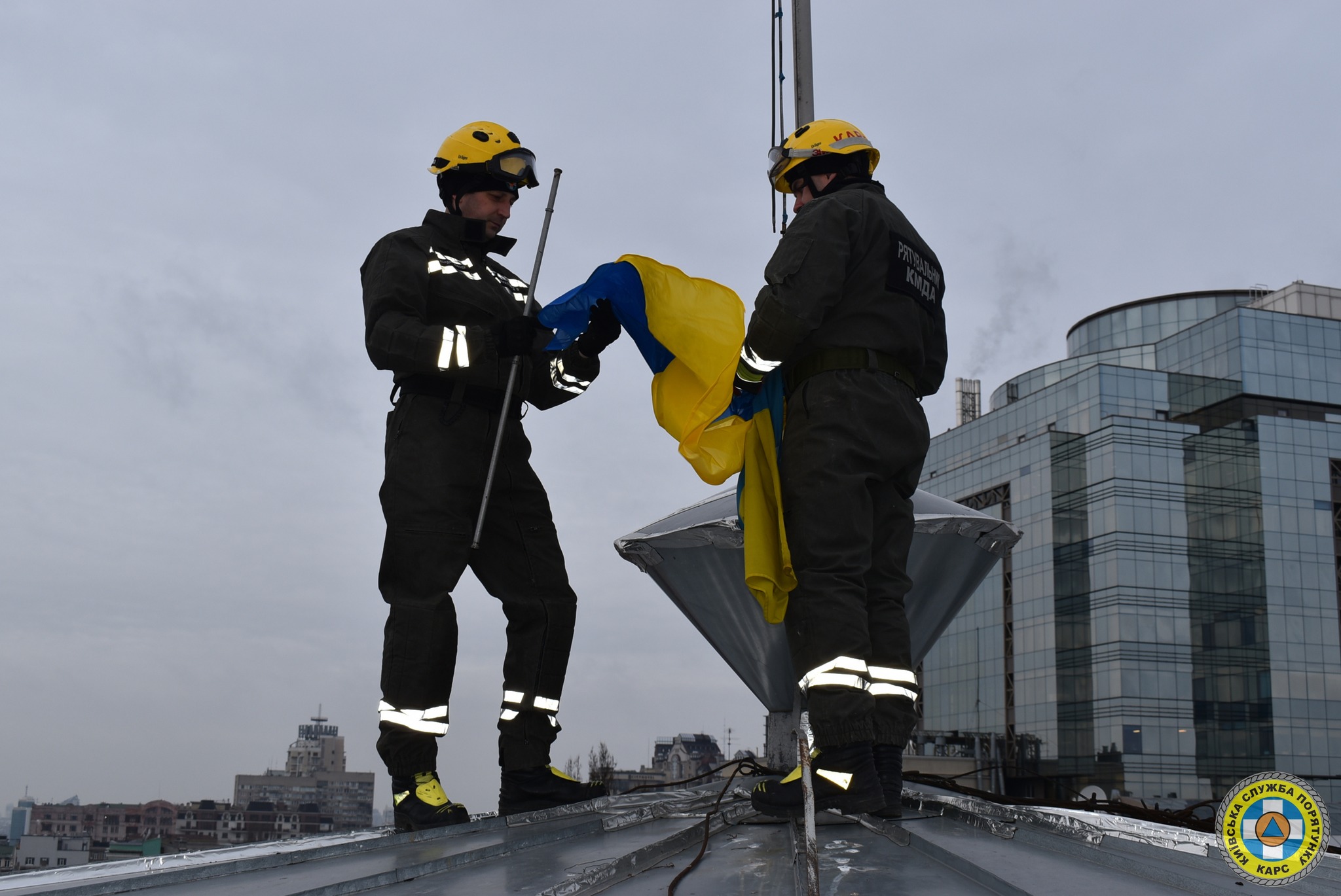 Рятувальники КАРС оновили прапор України на Київському міському будинку учителя - фото 4