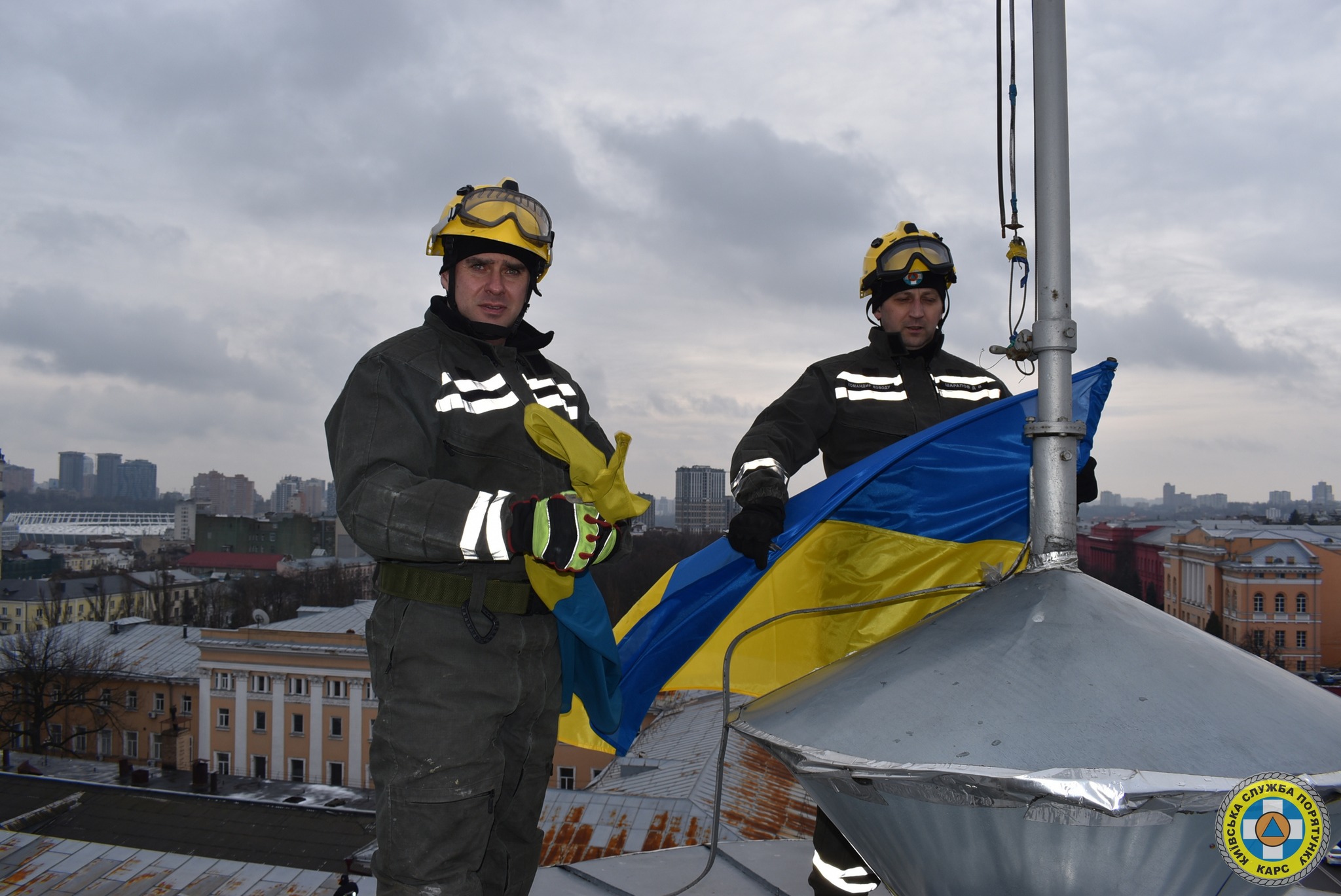 Рятувальники КАРС оновили прапор України на Київському міському будинку учителя - фото 2