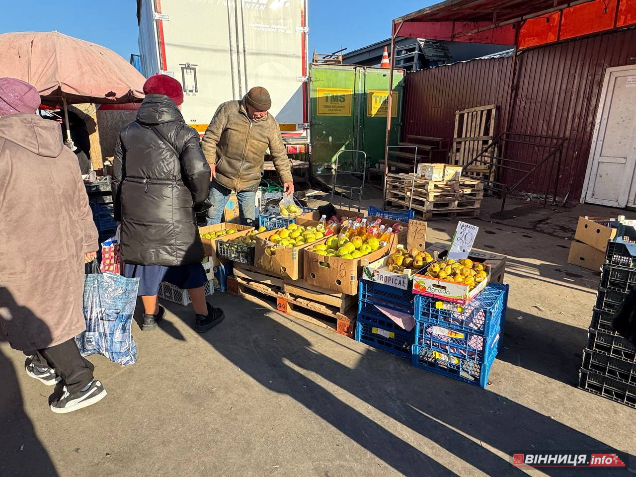 Атмосфера та ціни на вінницькому базарі: у скільки обійдеться святковий стіл 2025 - фото 20