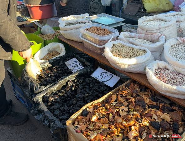 Атмосфера та ціни на вінницькому базарі: у скільки обійдеться святковий стіл 2025 - фото 9