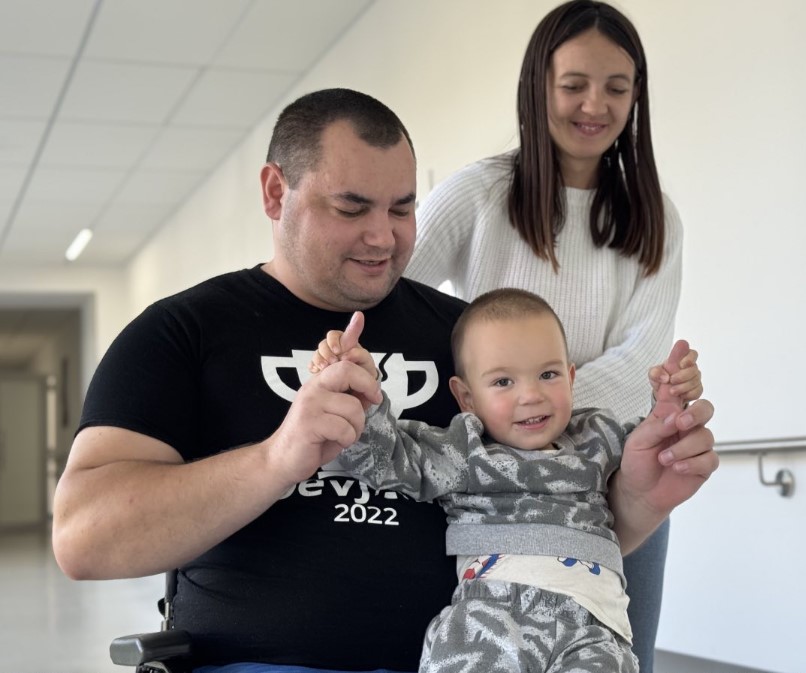 «Розумів, що ногам кінець». Історія воїна, який вчиться жити з протезами після важкого поранення - фото 2