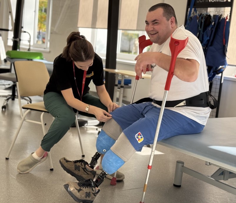 «Розумів, що ногам кінець». Історія воїна, який вчиться жити з протезами після важкого поранення - фото 3