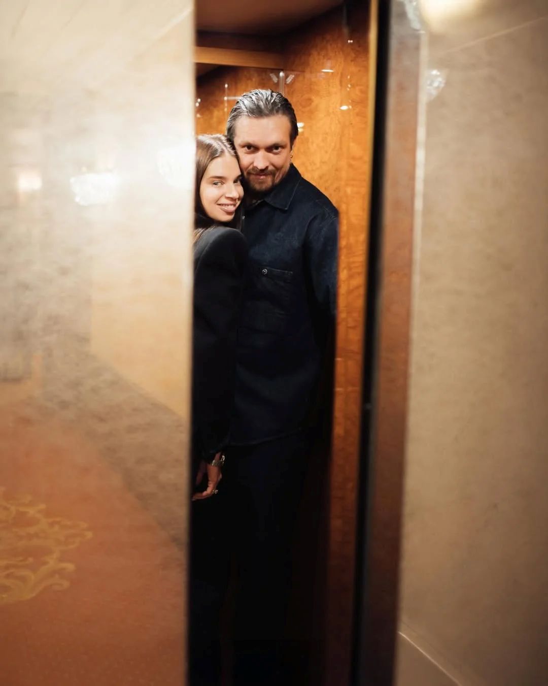 Олександр Усик влаштував романтичну фотосесію з дружиною у ліфті