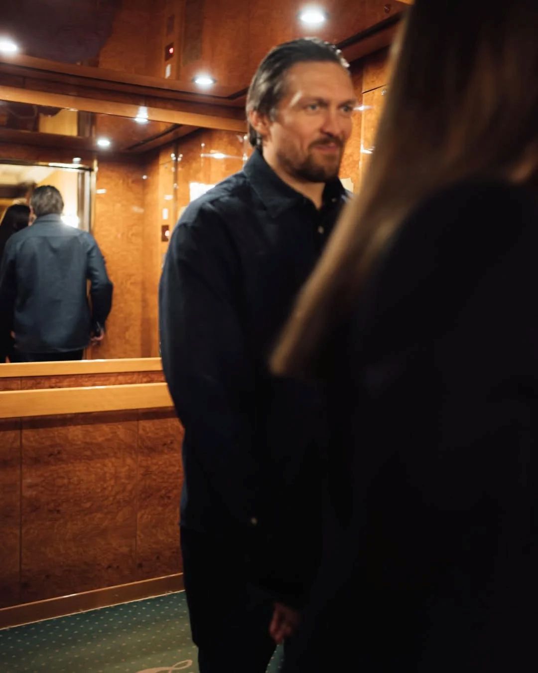 Олександр Усик влаштував романтичну фотосесію з дружиною у ліфті - фото 3