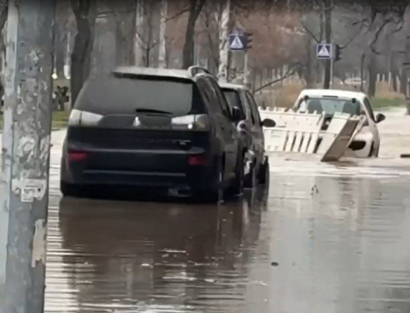 На бульварі Верховної Ради в Києві стався порив водопровідної мережі