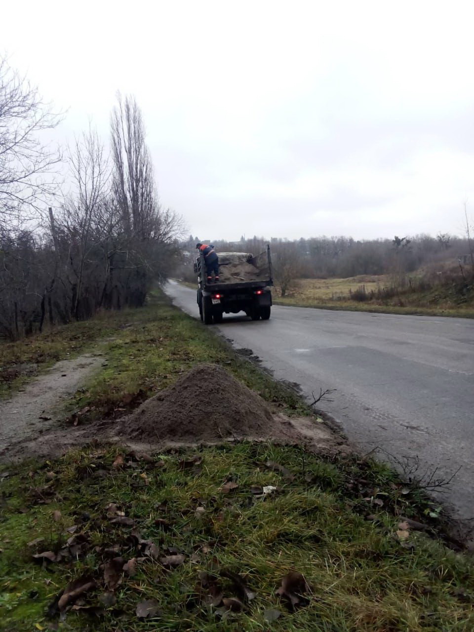 Дорожники проводять роботи на місцевих автошляхах Вінниччини - фото 3