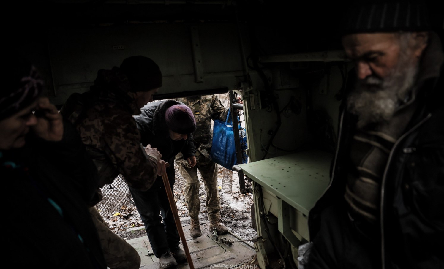 На бронетранспортері евакуювали останніх жителів Часового Яру. Фото - фото 2