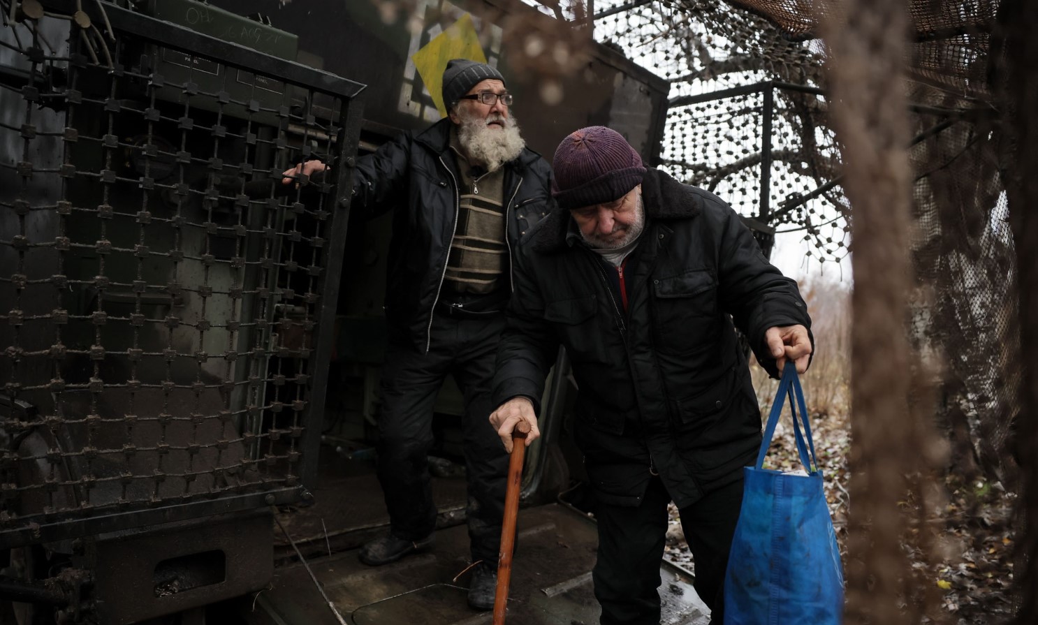 На бронетранспортері евакуювали останніх жителів Часового Яру. Фото - фото 6
