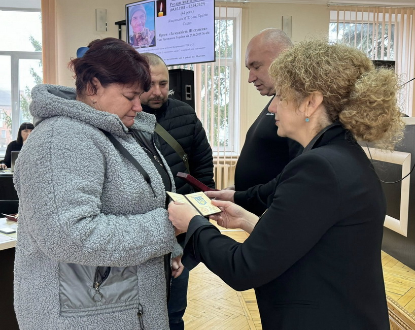 На Вінниччині передали державні нагороди родинам 8 полеглих воїнів - фото 15