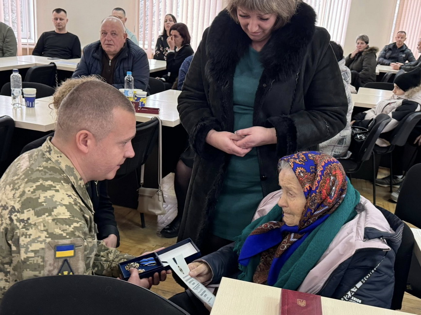На Вінниччині передали державні нагороди родинам 8 полеглих воїнів - фото 21