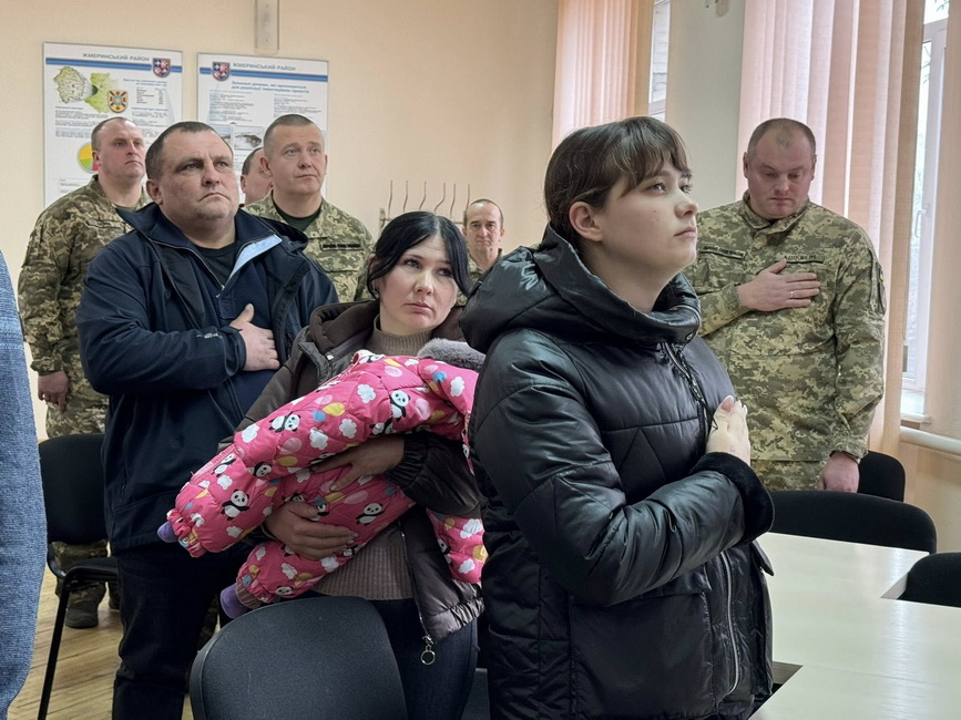 На Вінниччині передали державні нагороди родинам 8 полеглих воїнів - фото 23