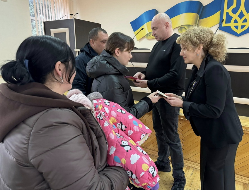 На Вінниччині передали державні нагороди родинам 8 полеглих воїнів - фото 7