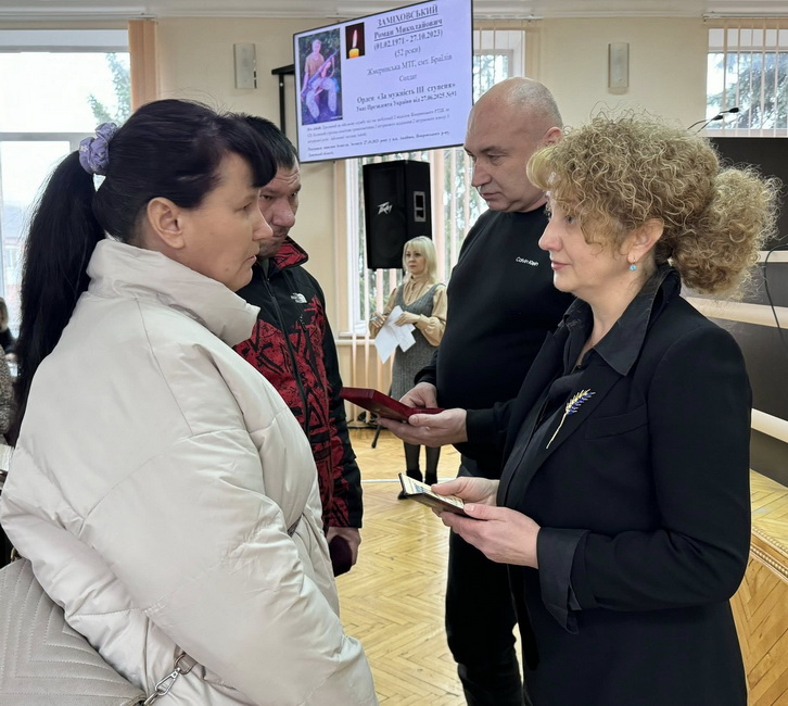 На Вінниччині передали державні нагороди родинам 8 полеглих воїнів - фото 9