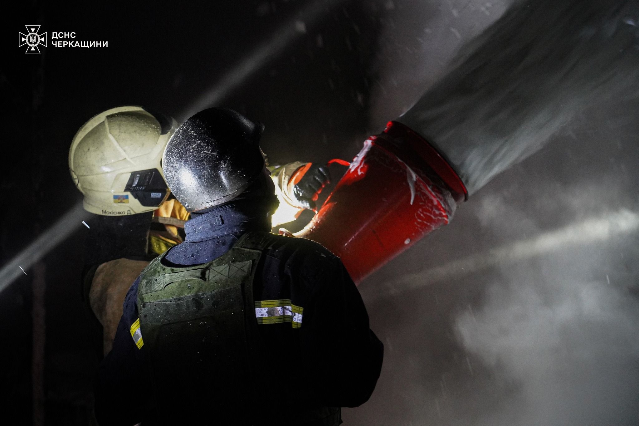 ДСНС: всі пожежі, спричинені обстрілом в Черкасах, ліквідовано - фото 4