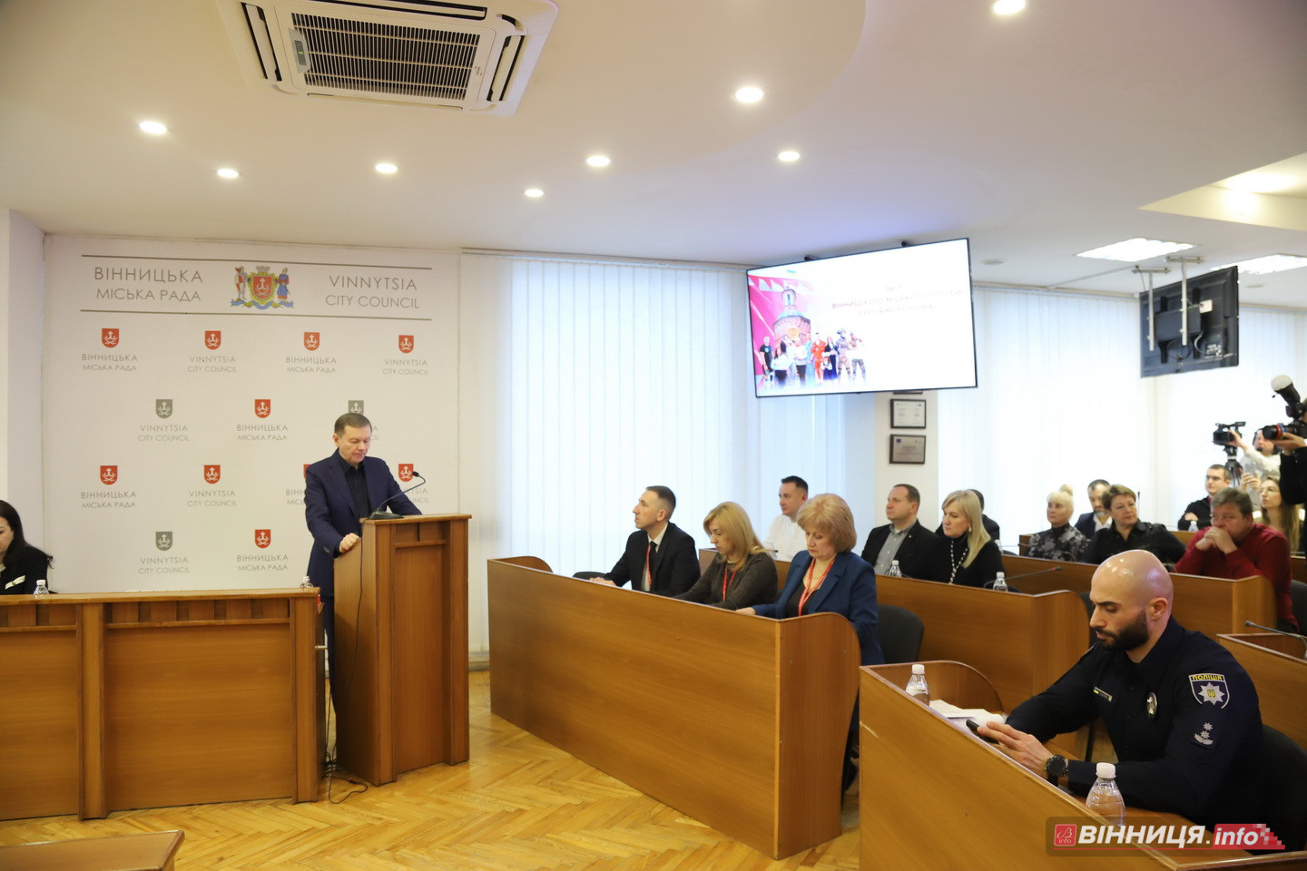 У Вінниці відбулося останнє у 2025 році засідання міськради: які рішення ухвалили депутати - фото 46
