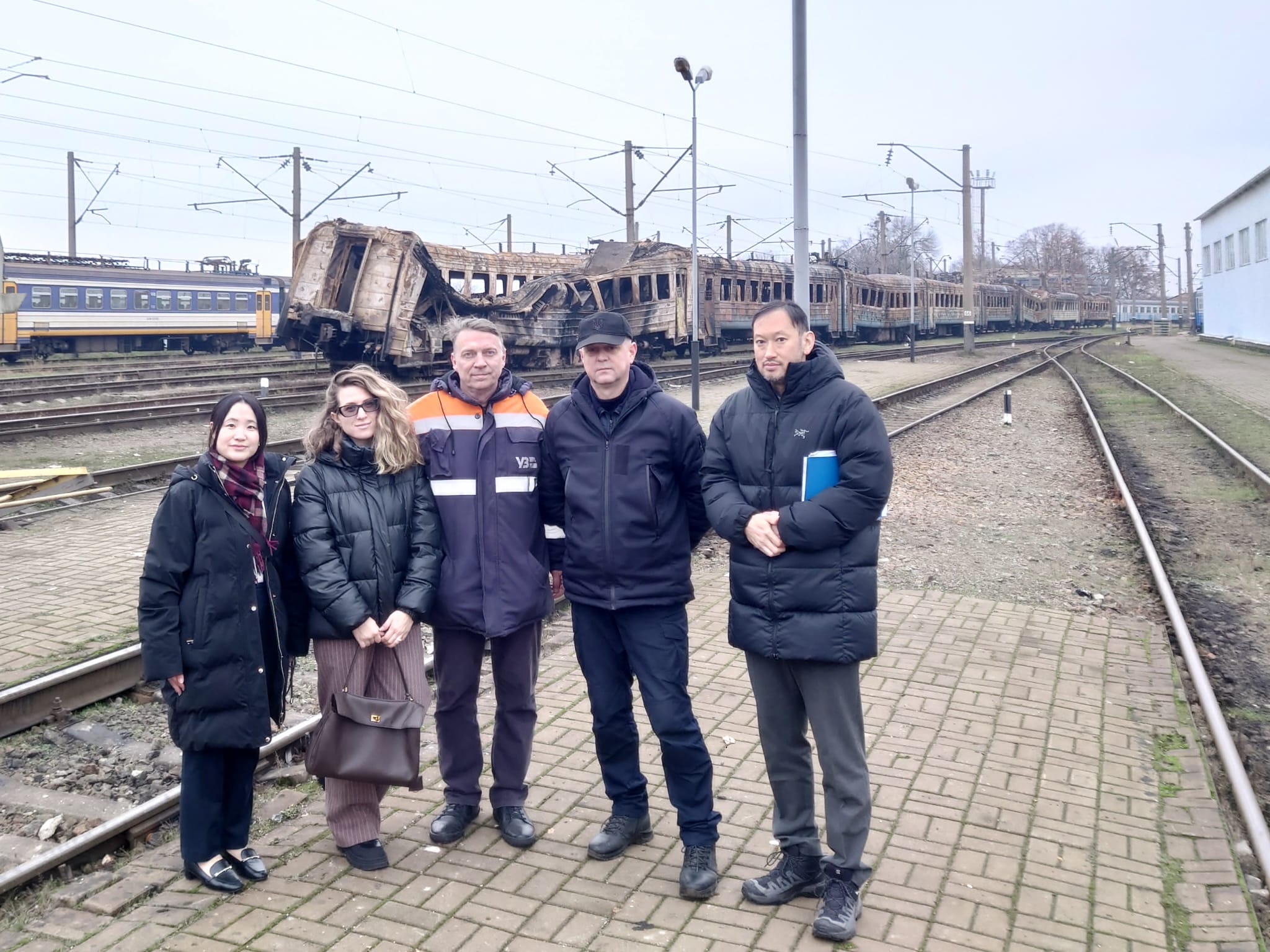 Представники посольства Японії в Україні відвідали зруйнований вокзал і депо у Фастові