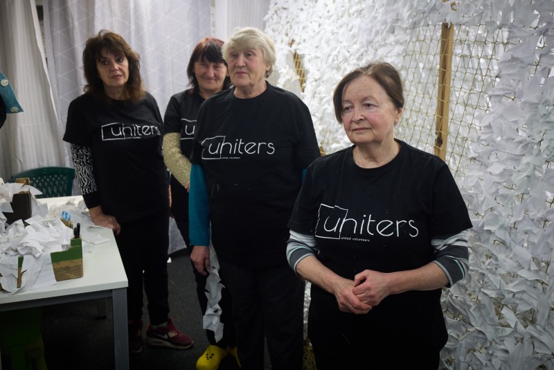 У Варшаві Зеленський вручив волонтерці відзнаку «Золоте серце»