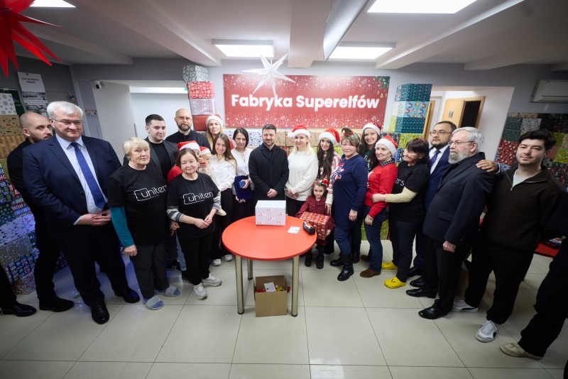 У Варшаві Зеленський вручив волонтерці відзнаку «Золоте серце» - фото 2