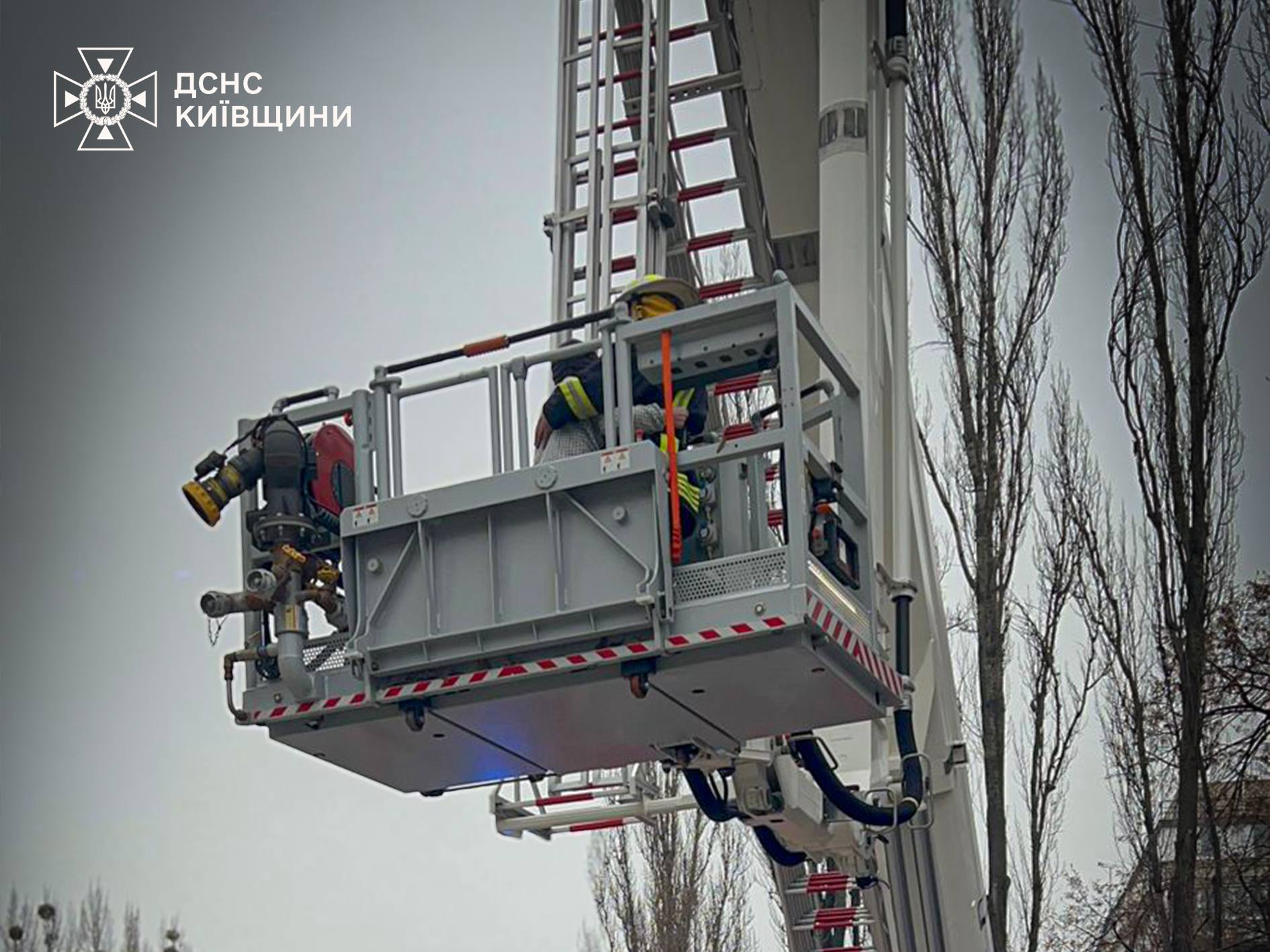 Рятувальники Вишгорода врятували жінку з балкону п’ятого поверху