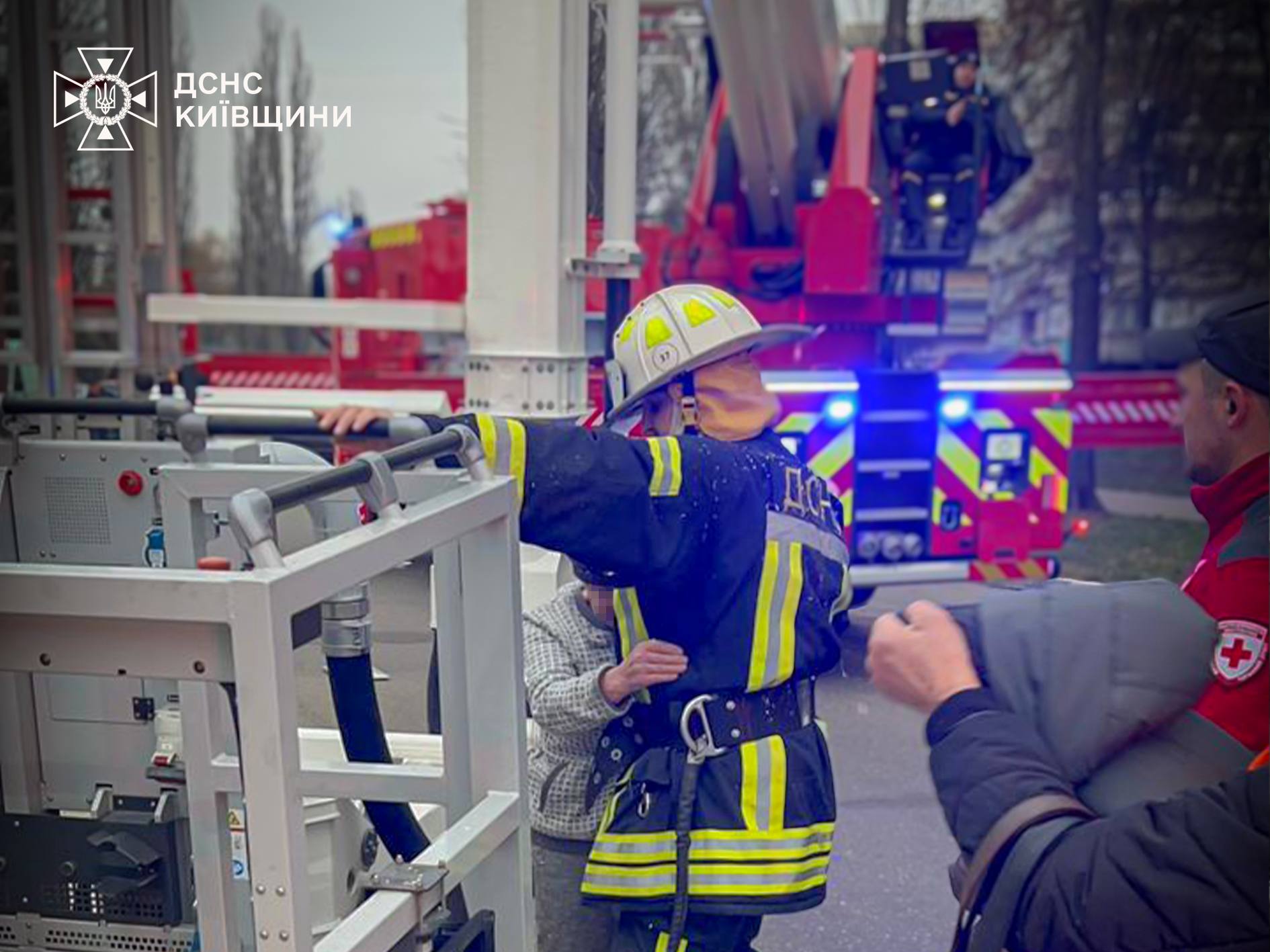 Рятувальники Вишгорода врятували жінку з балкону п’ятого поверху - фото 2