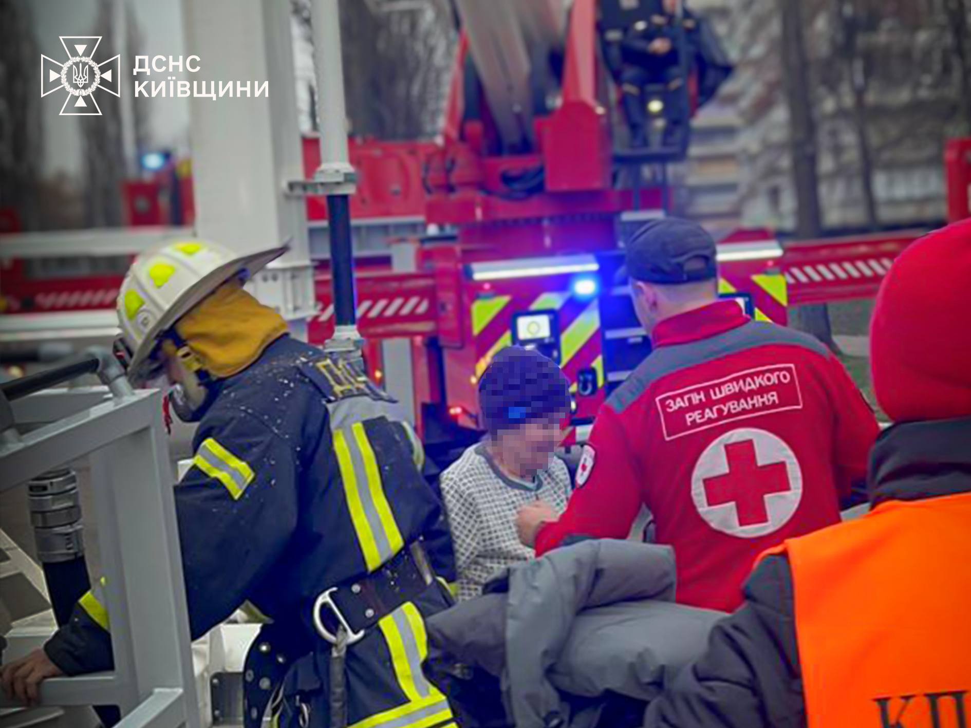 Рятувальники Вишгорода врятували жінку з балкону п’ятого поверху - фото 3