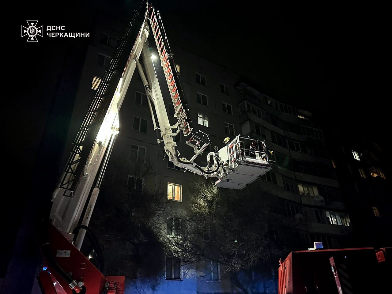 У Черкасах врятували 8 людей під час пожежі у багатоповерхівці - фото 4