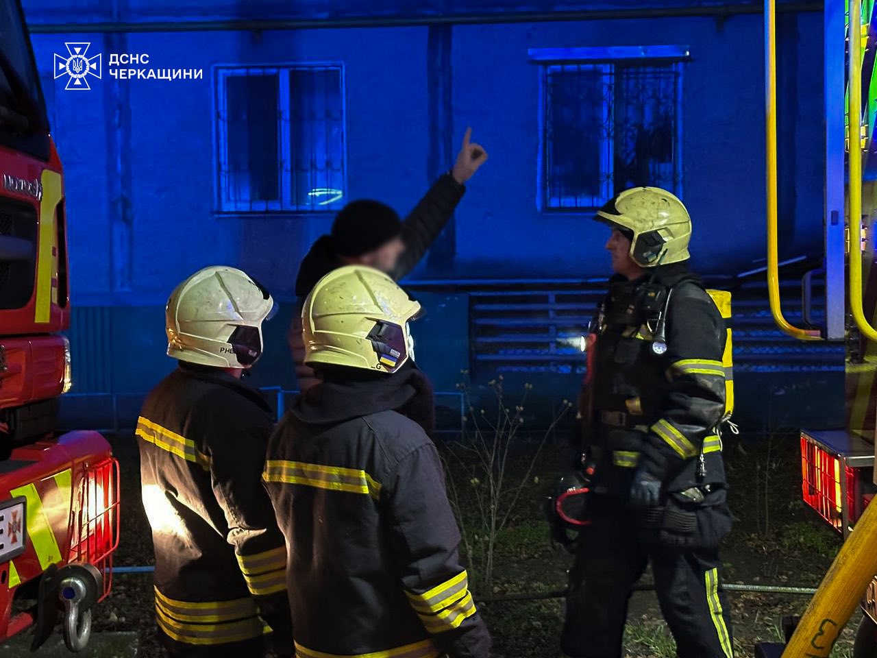 У Черкасах врятували 8 людей під час пожежі у багатоповерхівці - фото 5