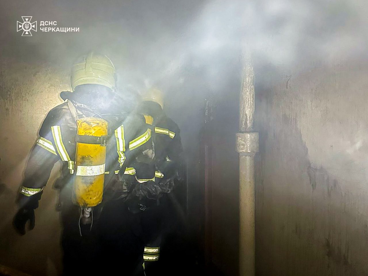У Черкасах врятували 8 людей під час пожежі у багатоповерхівці