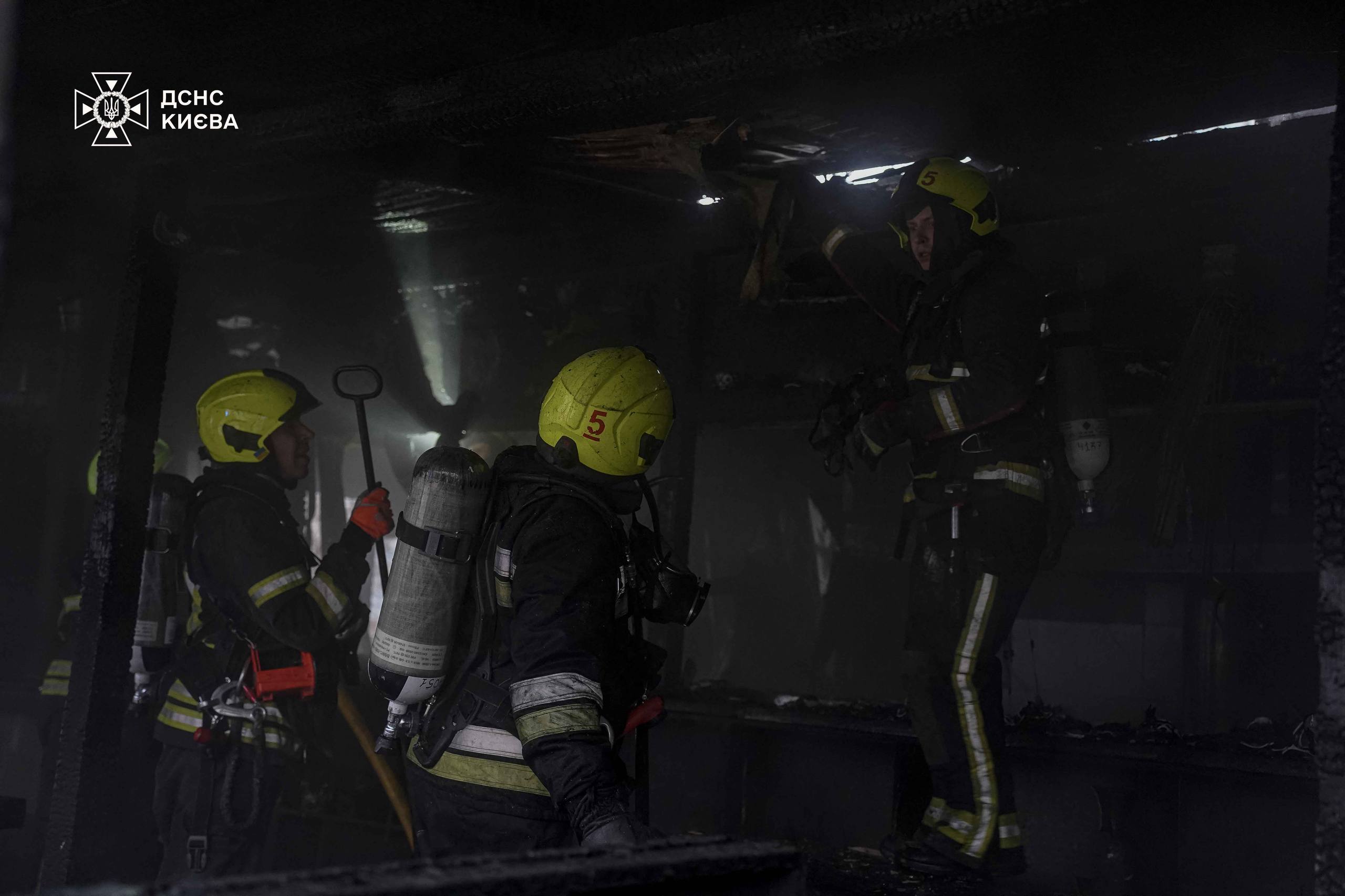 У Києві рятувальники ліквідували пожежу в закладі громадського харчування