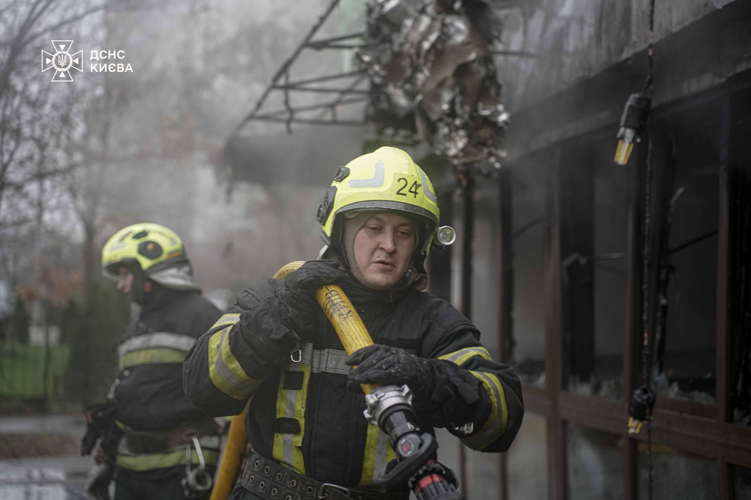 У Києві рятувальники ліквідували пожежу в закладі громадського харчування - фото 2