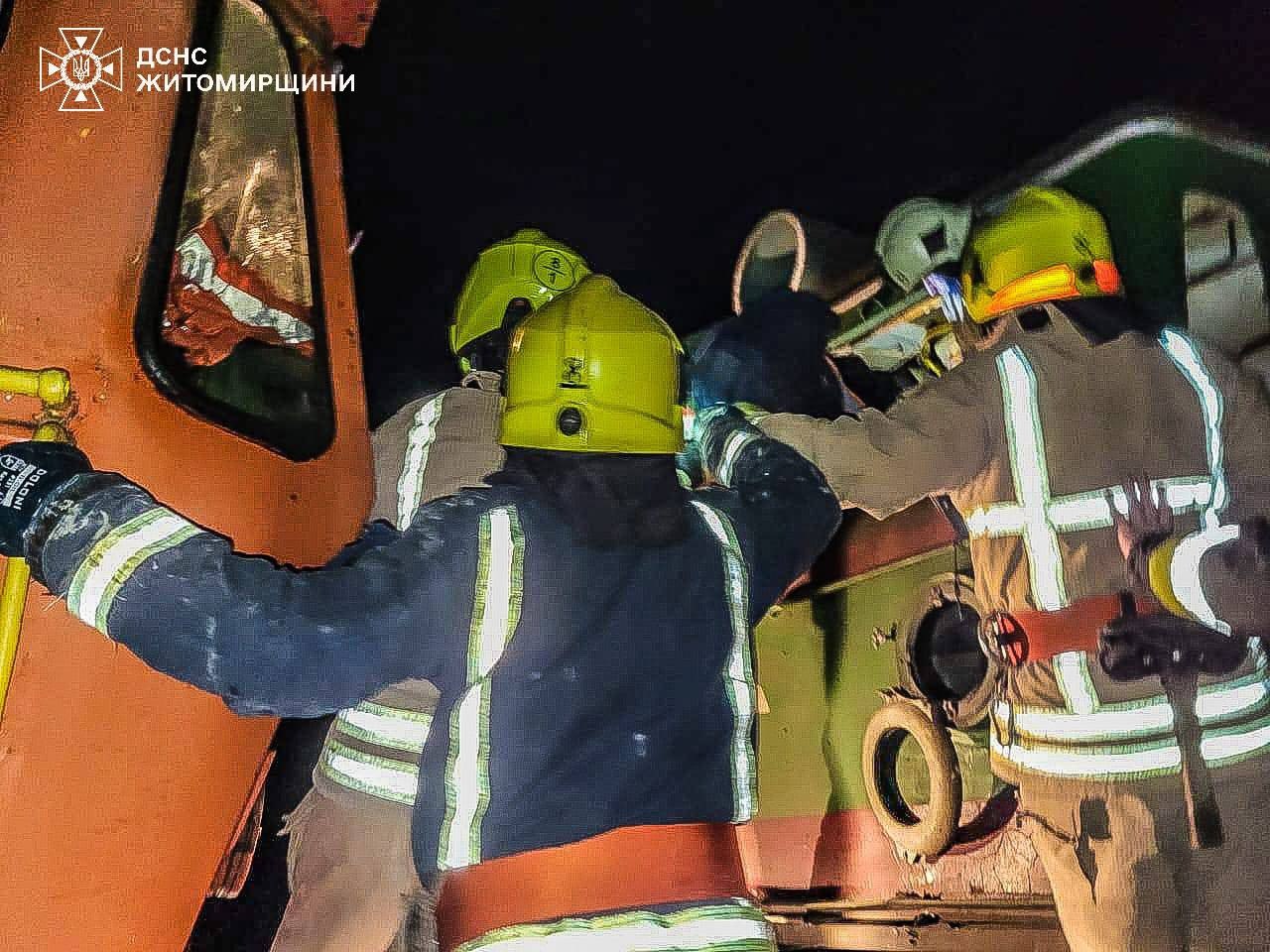 Потяг зійшов з колій біля Коростеня внаслідок детонації дрона - фото 2