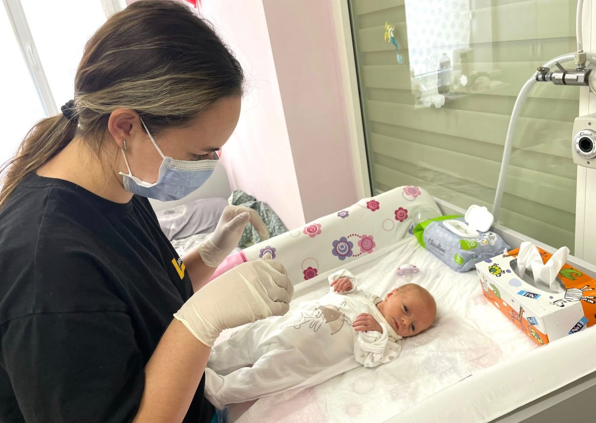 Виходжують донечку військового з Миколаївщини, яка народилася на півтора місяці раніше - фото 2