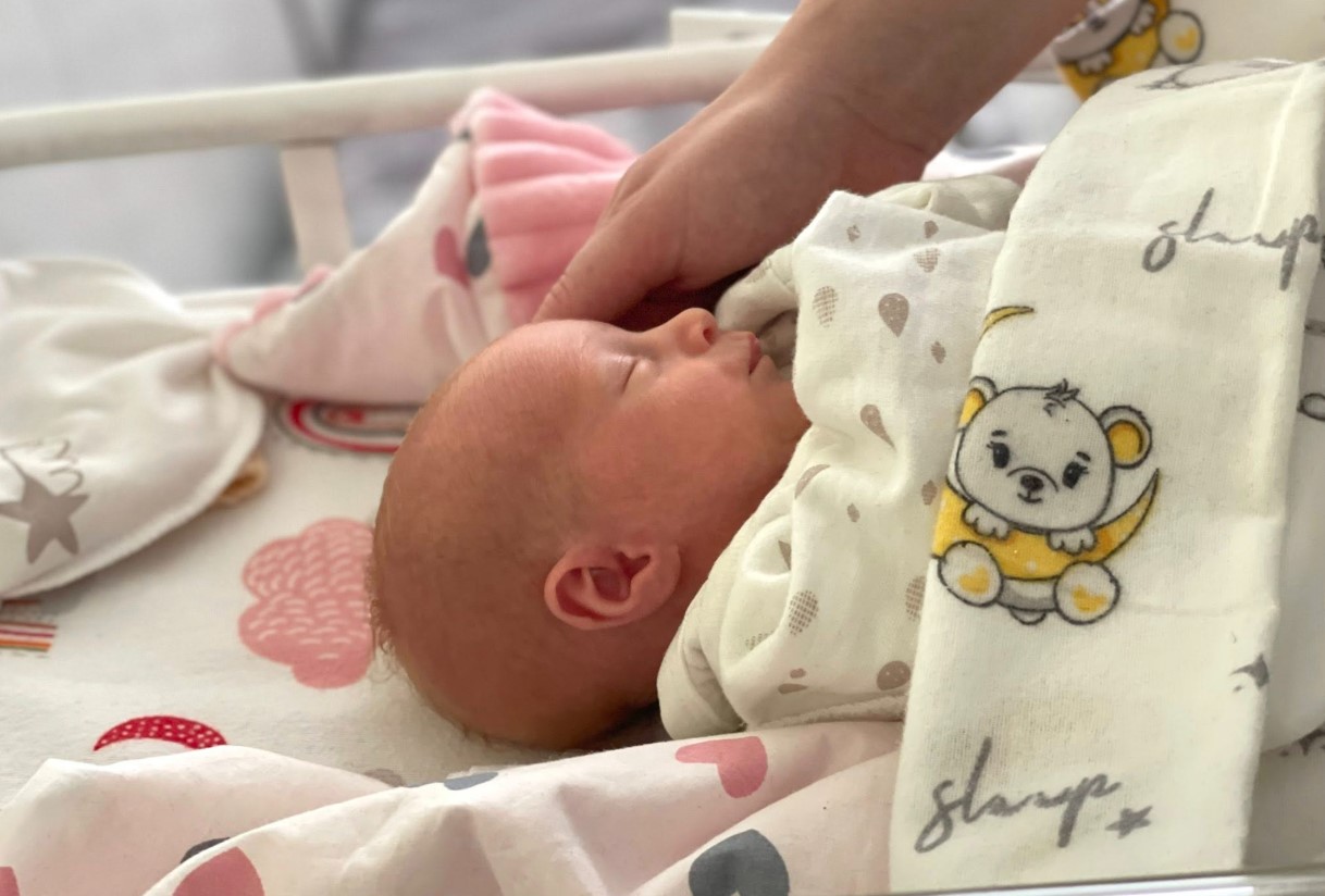 Виходжують донечку військового з Миколаївщини, яка народилася на півтора місяці раніше - фото 3